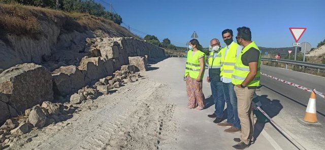El delegado provincial de la Consejería, Jesús Estrella, ha visitado los trabajos acompañado del alcalde, Marino Aguilera, además de otros miembros de la corporación municipal, visitan obras en la A-403.