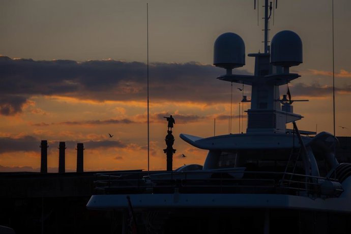 Archivo - Un yate y la estatua de Colón en Barcelona, Catalunya (España), a 16 de noviembre de 2020