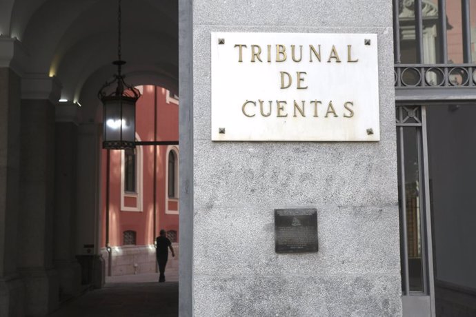 Archivo - Arxivo - Placa en la porta principal de l'edifici del Tribunal de Comptes a Madrid