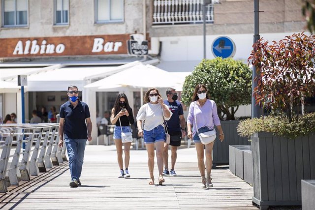 Archivo - Varias personas paseando con mascarilla en Sanxenxo (Pontevedra).