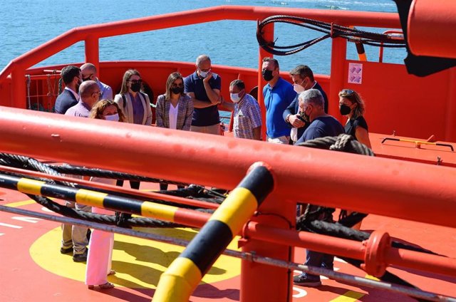 Reunión de autoridades con familiares del tripulante desaparecido al vocar el pesquero santoñés 'Maremi' y hundirse al norte de Cabo Mayor