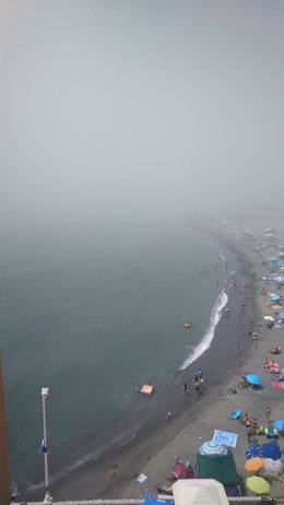 El taró obliga a izar la bandera roja en playas de Málaga capital por la escasa visibilidad
