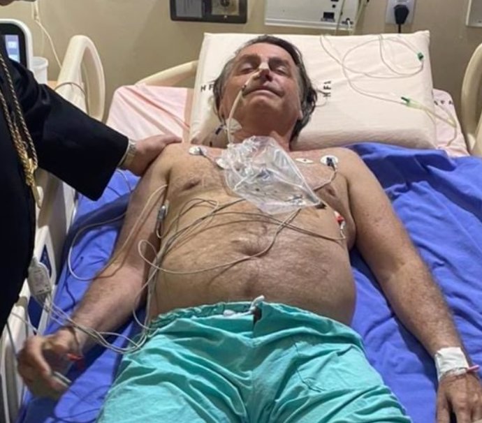 El presidente de Brasil, Jair Bolsonaro, hospitalizado por una obstrucción intestinal