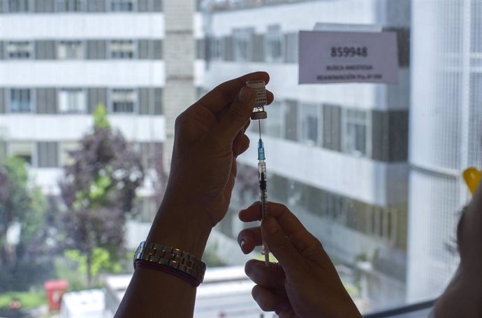 Una enfermera sostiene una vacuna contra el Covid-19 en el dispositivo puesto en marcha en el Hospital de La Paz, a 7 de julio de 2021, en Madrid, (España). Desde este miércoles 7 de julio, aquellos estudiantes madrileños que vayan a cursar un Erasmus e