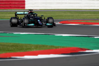 Hamilton se sobrepone a la sanción y arrasa en Silverstone