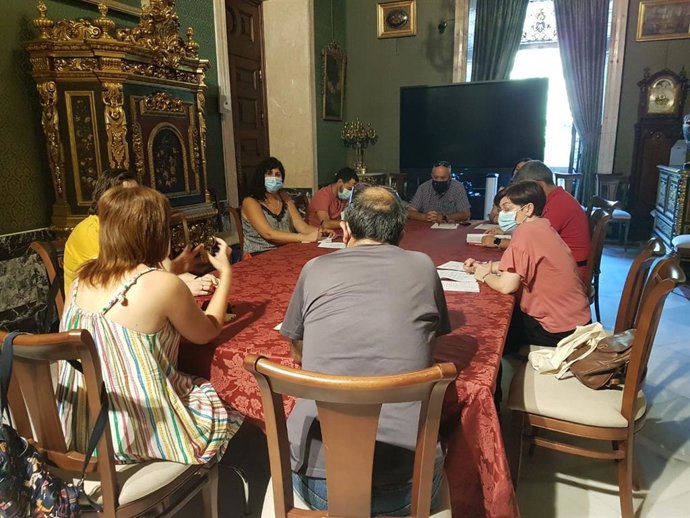 Los concejales de Adelante Sevilla en el Ayuntamiento de la capital hispalense Sandra Heredia y Daniel González Rojas, con trabajadores del Vacie y representantes sindicales