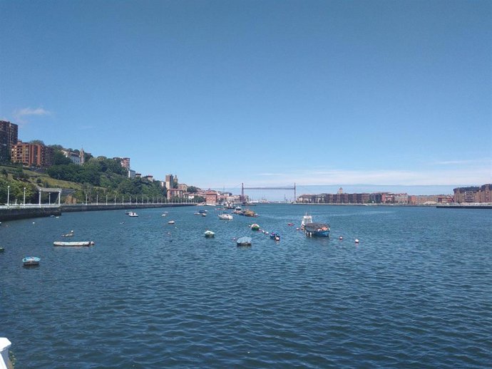 Archivo - Cielos despejados en la costa vasca (archivo).
