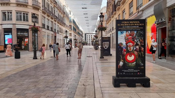 Vista de la exposición sobre el Pacífico en calle Larios y que ha sufrido las acciones de los vándalos en pocas horas