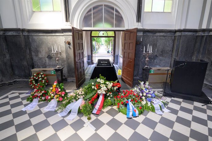 18 July 2021, Hamburg: The coffin of concentration camp survivor Esther Bejarano, stands surrounded by wreaths of flowers in front of mourners during her funeral service in Hamburg Chapel. Esther Bejarano, a Jewish woman who survived Auschwitz concentra