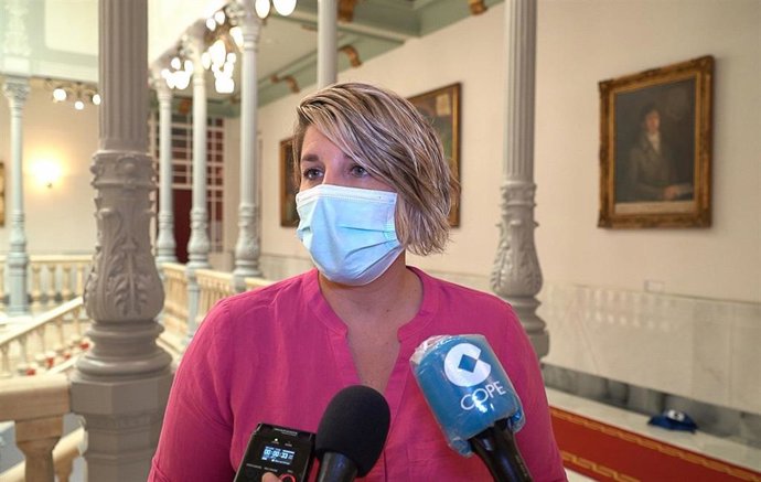 Archivo - Foto de archivo de la alcaldesa de Cartagena, Noelia Arroyo, atendiendo a medios de comunicación