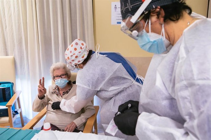 Archivo - Una mujer recibe la vacuna contra la Covid-19 en una residencia de Mérida.