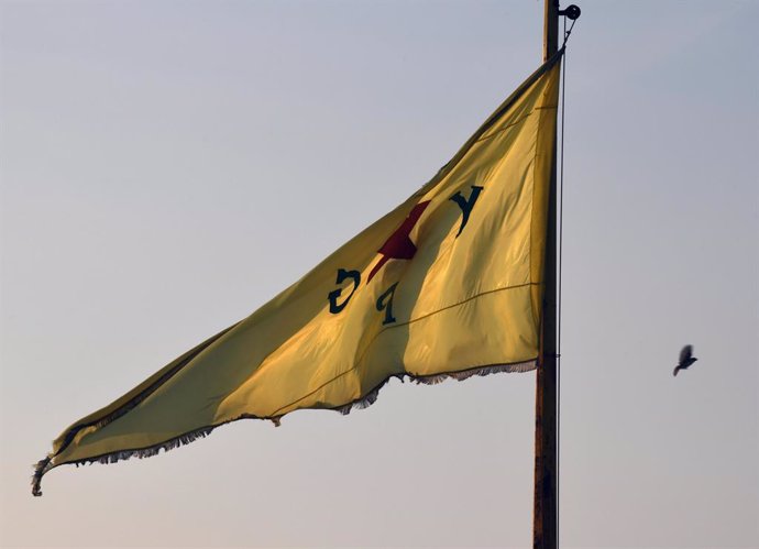 Bandera de las Unidades de Protección Popular kurdas (YPG) en el norte de Siria