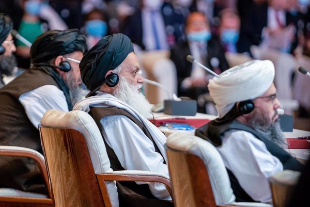 Archivo - Miembros de la delegación de los talibán durante la ceremonia inaugural de las conversaciones de paz en Qatar con el Gobierno de Afganistán