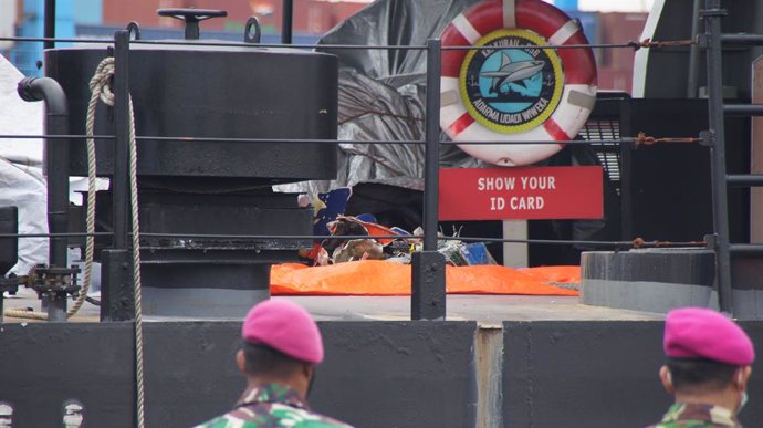 Archivo - 09 January 2021, Indonesia, Jakarta: Sriwijaya Air SJ 182's debris found in the sea, can be seen in a ship belongs n to the Indonesian Navy at Tanjung Priok Port. Indonesian divers have found parts of the passenger plane that went missing minu