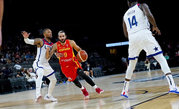 Ricky Rubio intenta penetrar a canasta ante Damian Lillard