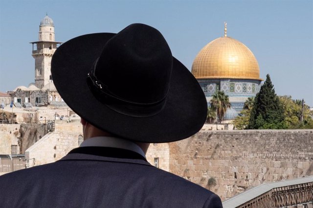 Archivo - Un judío ortodoxo frente al Muro de las Lamentaciones y la Explanada de las Mezquitas de Jerusalén