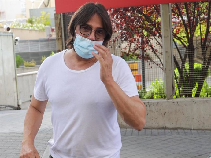 Joaquín Cortés y Mónica Moreno acuden al hospital con sus dos hijos