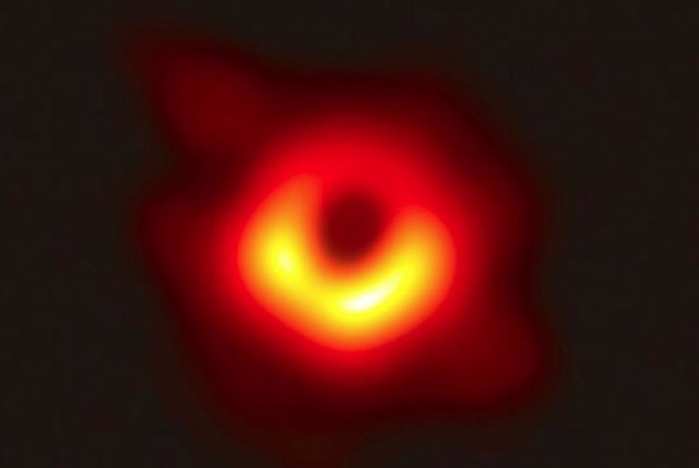 Imagen de la sombra de un agujero negro