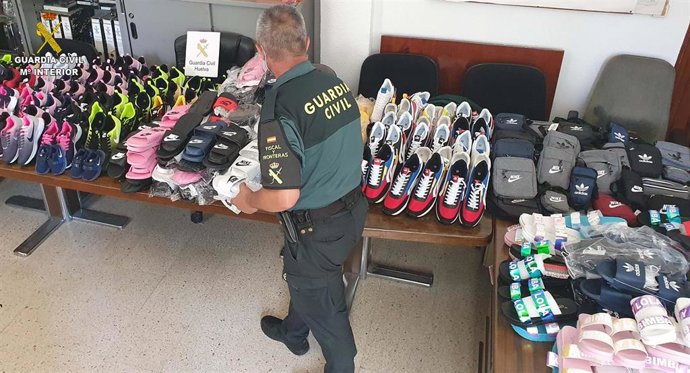 Prendas falsificadas intervenidas por la Guardia Civil.
