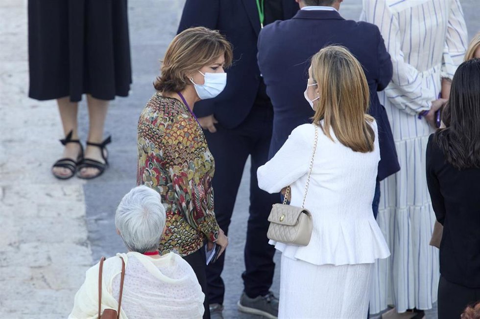 La fiscal general del Estado, Dolores Delgado (i) y la vicepresidenta del Congreso y vicesecretaria de Política Social del PP, Ana Pastor (d), a su llegada al acto de homenaje de Estado a las víctimas de la enfermedad por coronavirus y de reconocimiento