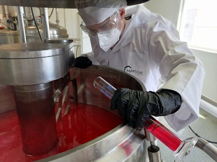 Se trata de un itinerario "pionero" que permitirá a estudiantes de cuarto curso hacer más de 1.100 horas de aprendizaje práctico remunerado en una empresa química