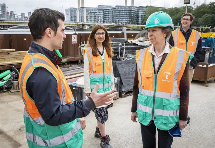 El ingeniero asturiano Emilio Martínez Pañeda conversa conla princesa Ana.