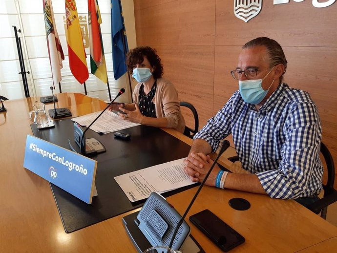 Los concejales del Grupo Municipal Popular en el Ayuntamiento de Logroño, Celia Sanz y Ángel Sáinz