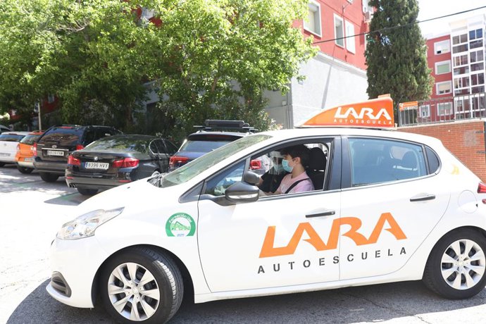 Archivo - Imagen de un coche de autoescuela. 