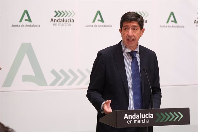 El vicepresidente de la Junta y consejero de Turismo, Regeneración, Justicia y Administración Local, Juan Marín, en dirige unas palabras después de la firma del convenio del Programa de Fomento de Empleo Agrario (PFEA) con los responsables de las ocho d