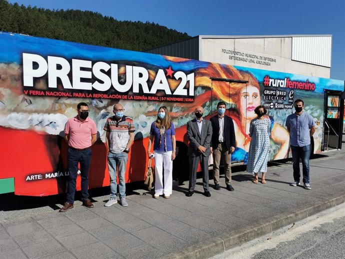 I-D, Jesús M Rodríguez, director general de Administración Local; Roberto Ortega (El Hueco); Matilde Añón, alcaldesa del Valle de Esteribar; el consejero Bernardo Ciriza; Jorge Paños (Magnesitas), Iosune Pascual (UPNA), y Fernando Goñi (Nafar Basoak).
