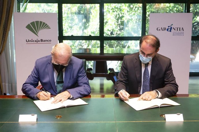 El presidente de Unicaja Banco, Manuel Azuaga, y el presidente de Garántia, Javier González de Lara este lunes en la firma de su acuerdo