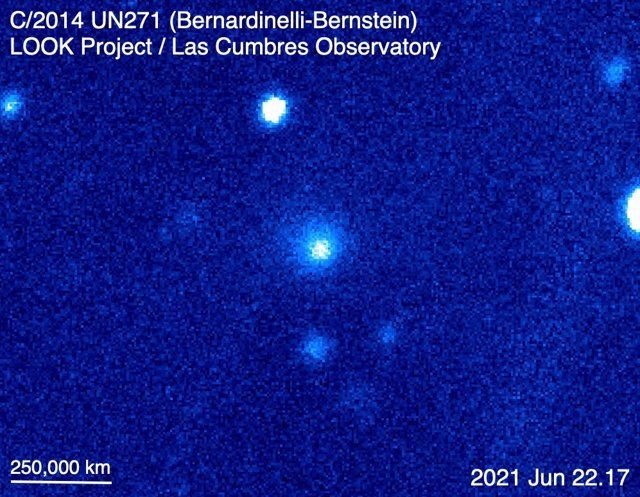 El cometa C / 2014 UN271 (Bernardinelli-Bernstein), como se ve en una imagen compuesta de color sintético hecha con el telescopio de 1 metro del Observatorio Las Cumbres en Sutherland, Sudáfrica, el 22 de junio de 2021.La nube difusa es la coma del cometa