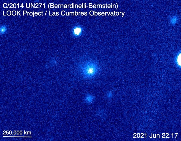 El cometa C / 2014 UN271 (Bernardinelli-Bernstein), como se ve en una imagen compuesta de color sintético hecha con el telescopio de 1 metro del Observatorio Las Cumbres en Sutherland, Sudáfrica, el 22 de junio de 2021.La nube difusa es la coma del come