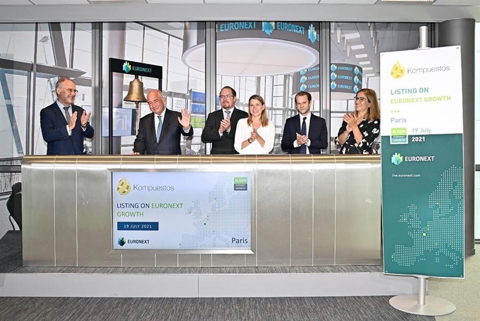 Ignacio Duch, presidente de Kompuestos, ha tocado la campana junto a su equipo y en presencia de Susana de Antonio, Responsable de Listado España en Euronext, para celebrar la cotización de Kompuestos.