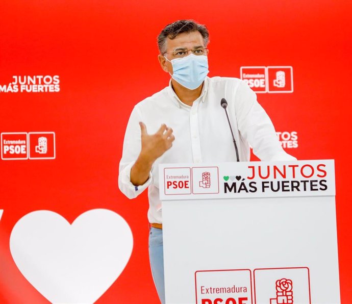 El portavoz del PSOE de Extremadura, Juan Antonio González, en rueda de prensa