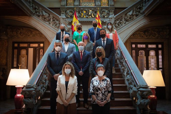 La ministra de Transports, Mobilitat i Agenda Urbana, Raquel Sánchez (e), i la delegada del Govern central a Catalunya, Teresa Cunillera (d), al costat de representants de la Diputació de Barcelona i ajuntaments, el 19 de juliol de 2021
