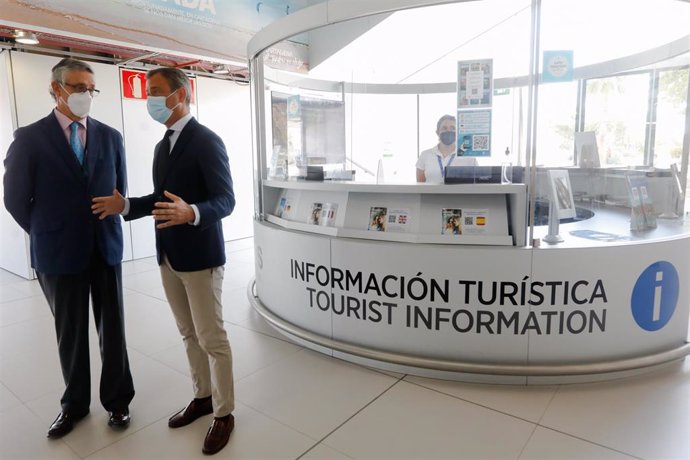 El consejero de Presidencia, Tursimo y Deportes, Marcos Ortuño visitando la oficina de turismo del Aeropuerto Internacional de la Región Murcia acompañado por el director general del la sociedad concesionaria del AIRM, Mariano Menor.
