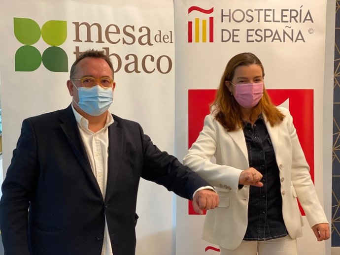 El presidente de Hostelería de España, José Luis Yzuel y la  presidenta y directora general de la Mesa del Tabaco, Águeda García-Agulló, firman acuerdo de colaboración