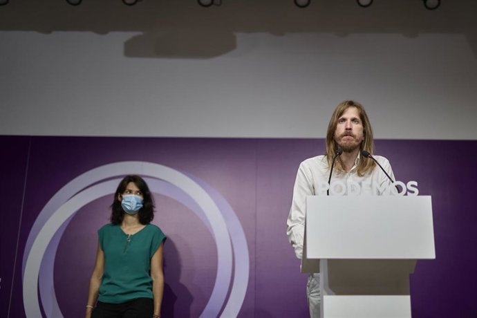 Los portavoces de Podemos, Isa Serra y Pablo Fernández, durante una rueda de prensa en la sede del partido, a 19 de julio de 2021, en Madrid (España).
