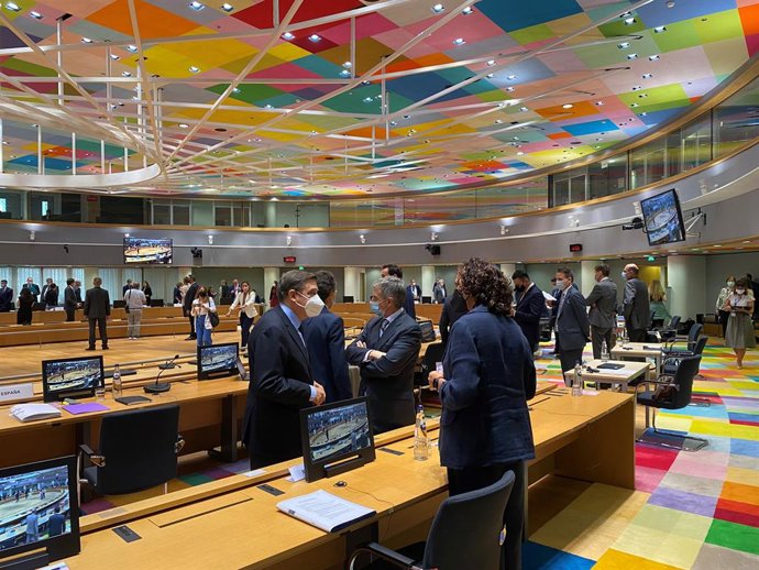 La consejera Gómez conversa con el ministro Planas. En segundo plano, el embajador Raúl Fuentes.