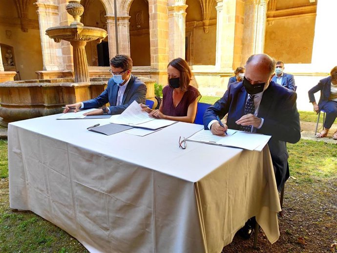 Firma del convenio entre Tragsa y el Principado para favorecer la empleabilidad de los perceptores del Salario Social Básico.