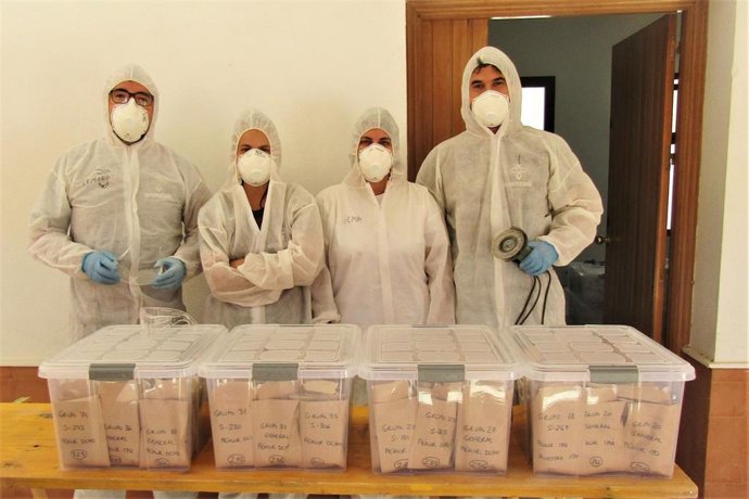 Entrega de los restos óseos recogidos de la fosa de Pico Reja