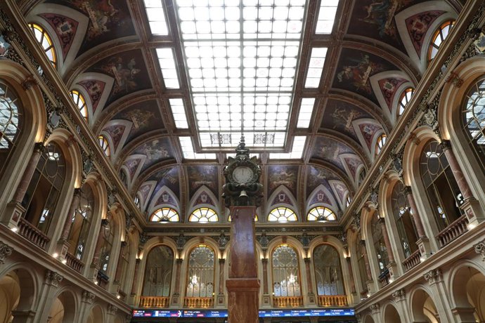 Interior del Palacio de la Bolsa de Madrid, a 30 de junio de 2021, en Madrid (España). El índice Ibex 35 de la Bolsa de Madrid retrocedía un 1% en la media sesión de este miércoles, alejado de la barrera de los 8.900 puntos, pendiente de las nuevas cepa