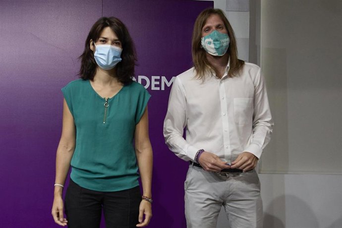 Los portavoces de Podemos, Isa Serra y Pablo Fernández, posan durante una rueda de prensa en la sede del partido, a 19 de julio de 2021, en Madrid (España). Durante su comparecencia, han solicitado la renovación de los órganos judiciales y el cumplimien