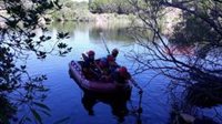 GEAS y bomberos buscan al joven desaparecido en el Lago Azul de Córdoba en una zona acotada a diez metros de profundidad