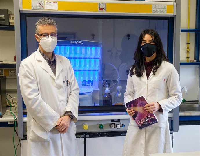 Una tesis de la UR logra compuestos antibacterianos que se activan con luz