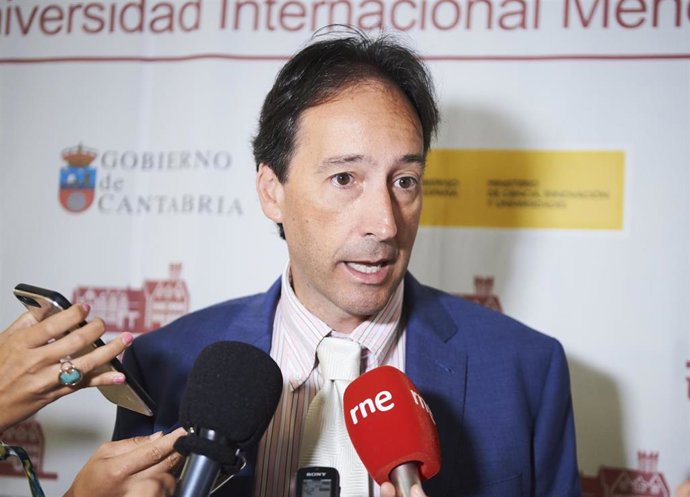 Archivo - El consejero de Obras Públicas, Ordenación del Territorio y Urbanismo del Gobierno de Cantabria, José Luis Gochicoa