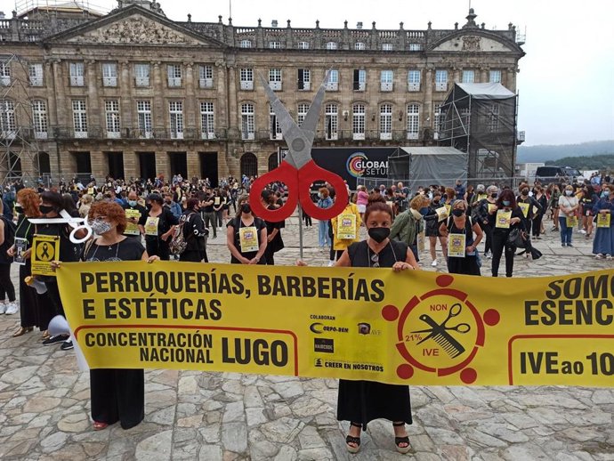 Protesta del sector de peluquerías en la Praza do Obradoiro
