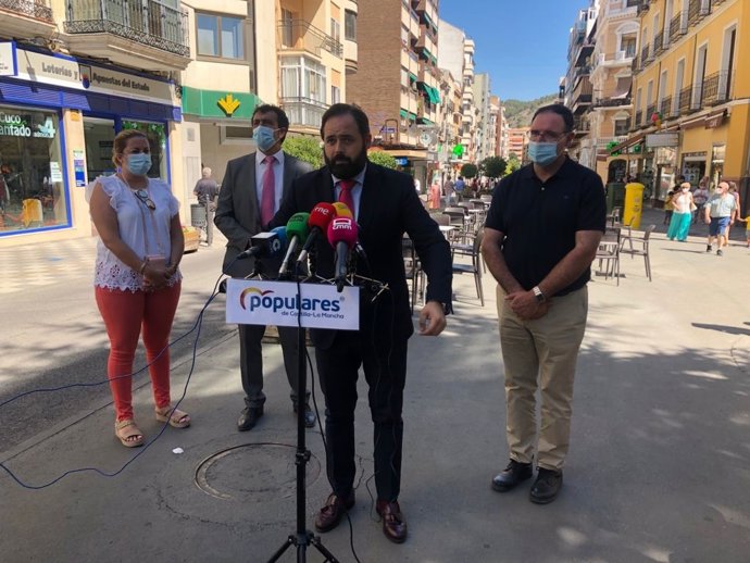 Núñez propone a García-Page un acuerdo para bajar el tramo autonómico de IRPF los dos próximos ejercicios