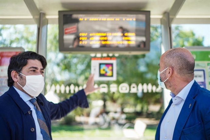 El consejero de Transportes e Infraestructuras de la Comunidad de Madrid, David Pérez, prueba el nuevo sistema de señalización en paradas de autobús.